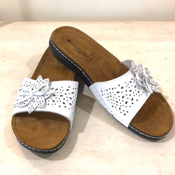Spring Step Shoes - White Flower Appliqué Laser Cut Sandals Size 9
